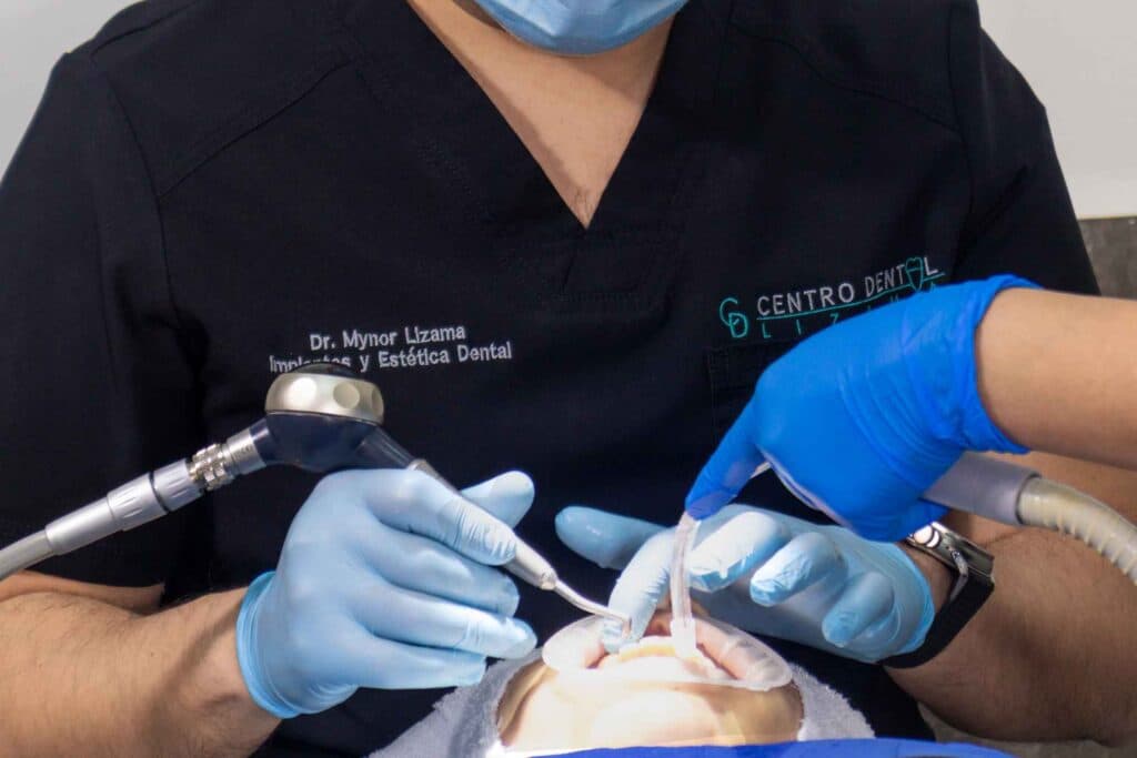 Dentista trabajando